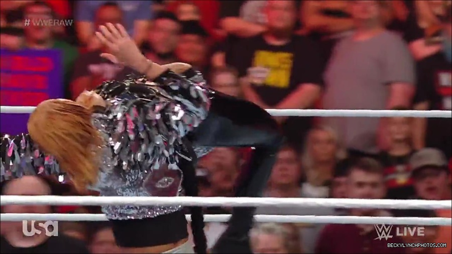 WWE_RAW_30th_May_2022_720p_WEBRip_h264_mp4_000600967.jpg