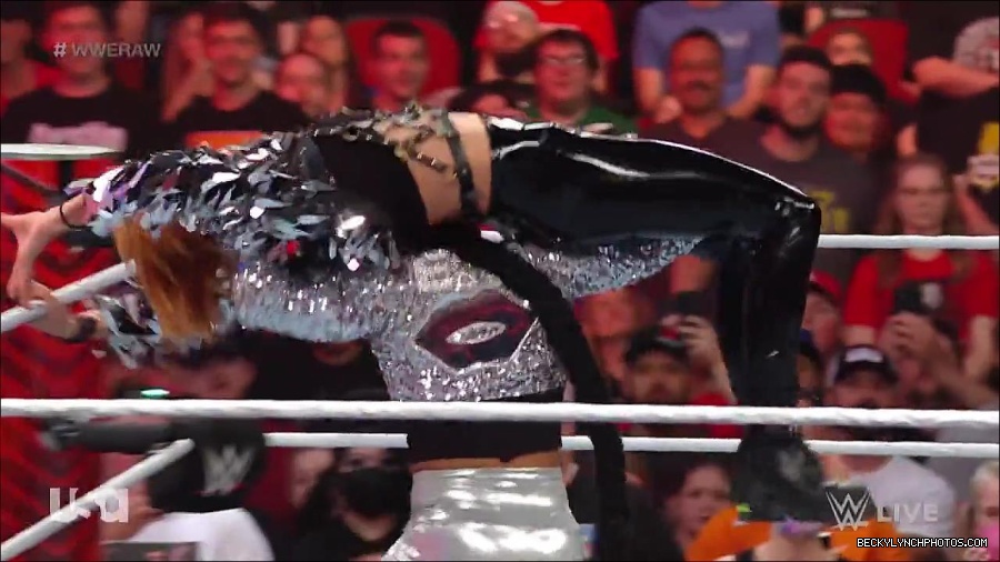 WWE_RAW_30th_May_2022_720p_WEBRip_h264_mp4_000601367.jpg