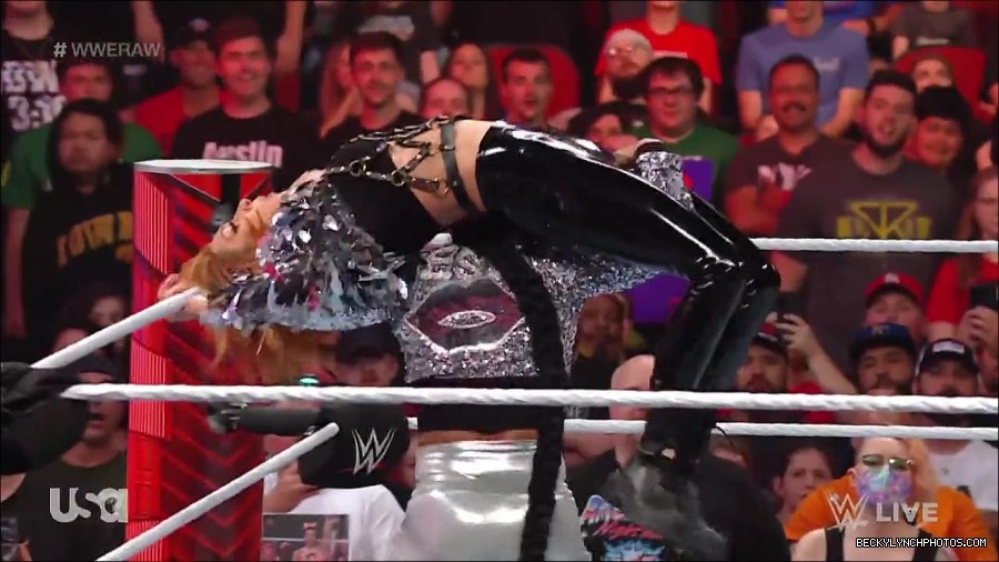 WWE_RAW_30th_May_2022_720p_WEBRip_h264_mp4_000601767.jpg
