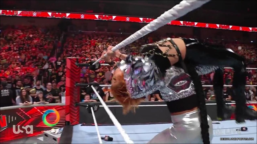 WWE_RAW_30th_May_2022_720p_WEBRip_h264_mp4_000602168.jpg