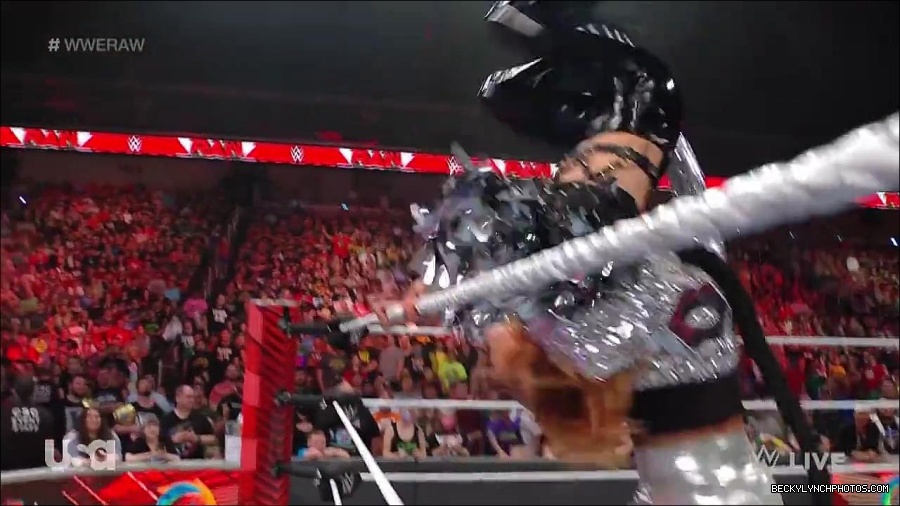 WWE_RAW_30th_May_2022_720p_WEBRip_h264_mp4_000602568.jpg