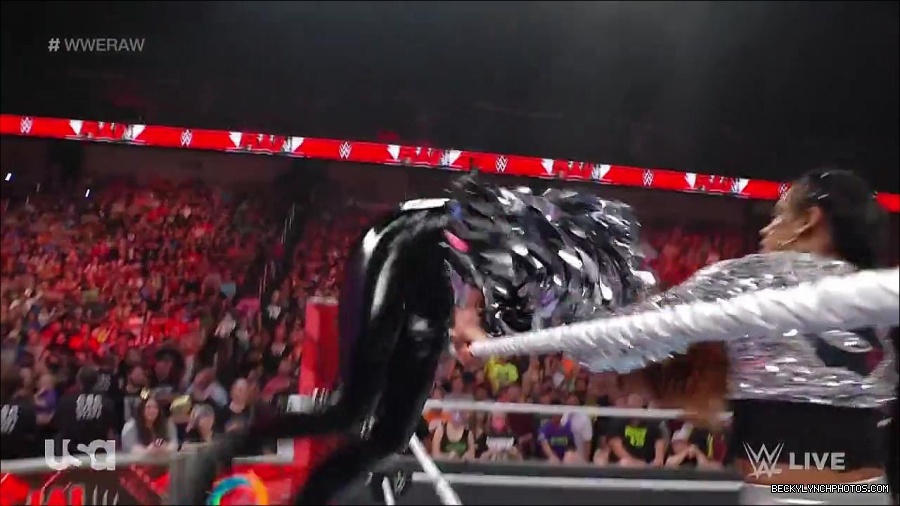 WWE_RAW_30th_May_2022_720p_WEBRip_h264_mp4_000602969.jpg