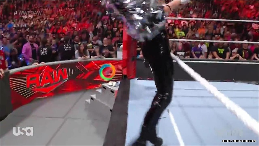 WWE_RAW_30th_May_2022_720p_WEBRip_h264_mp4_000603369.jpg