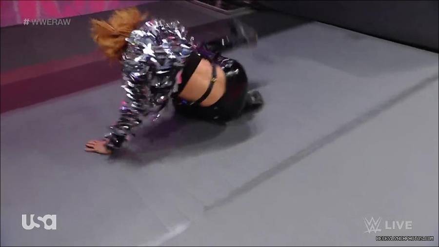 WWE_RAW_30th_May_2022_720p_WEBRip_h264_mp4_000607373.jpg