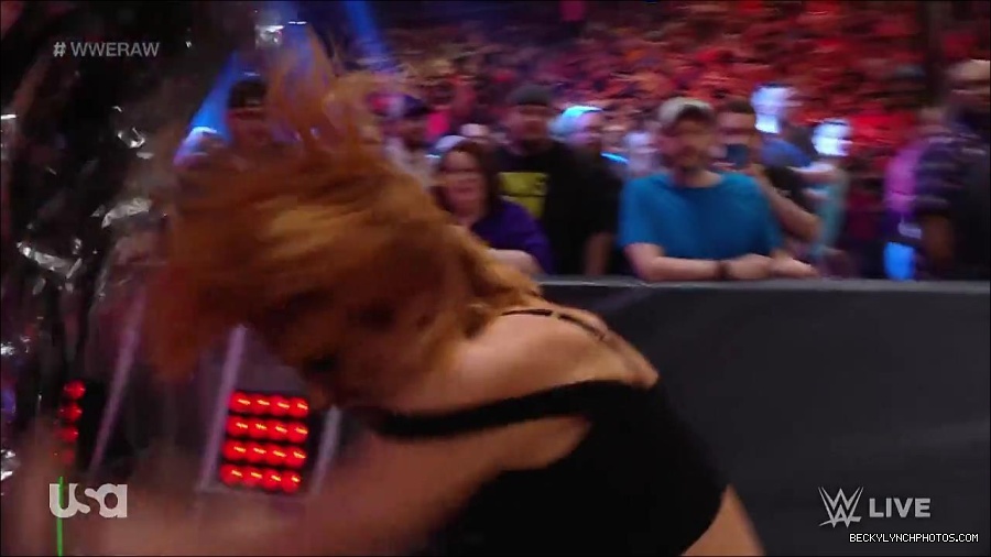 WWE_RAW_30th_May_2022_720p_WEBRip_h264_mp4_000609775.jpg