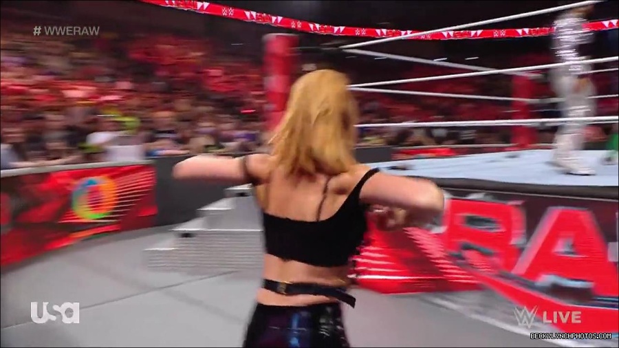 WWE_RAW_30th_May_2022_720p_WEBRip_h264_mp4_000610576.jpg