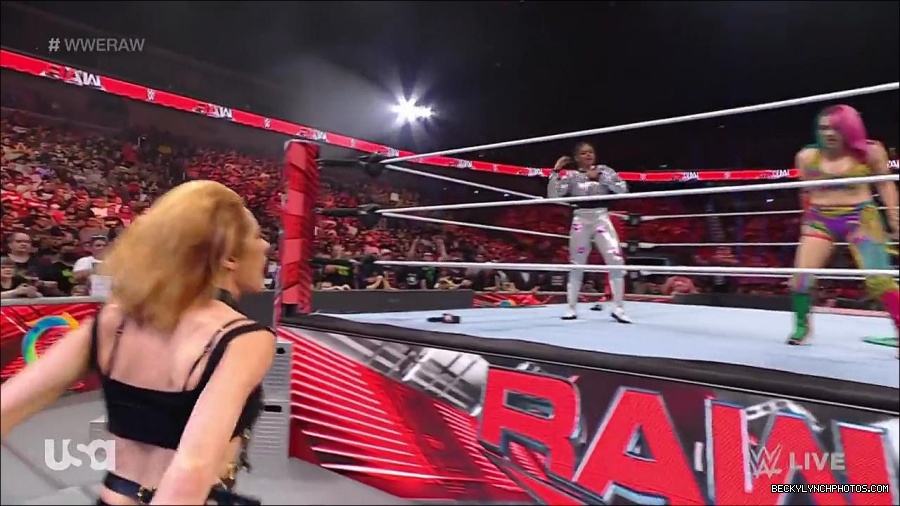 WWE_RAW_30th_May_2022_720p_WEBRip_h264_mp4_000613779.jpg