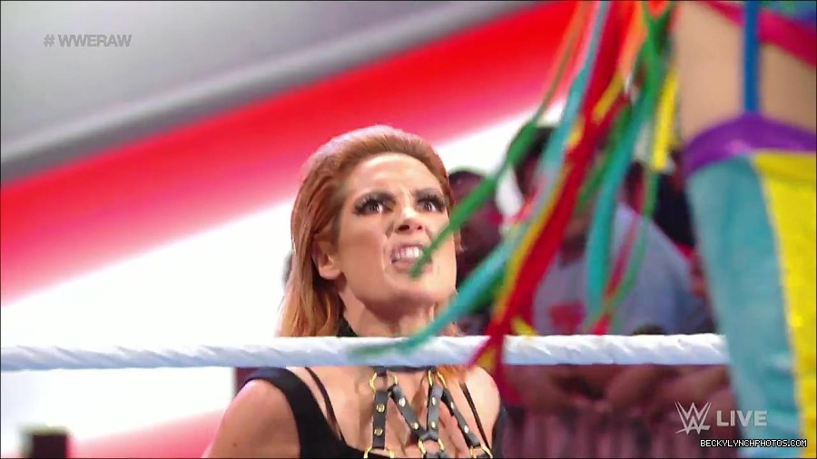 WWE_RAW_30th_May_2022_720p_WEBRip_h264_mp4_000615781.jpg