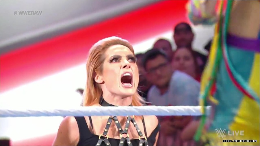 WWE_RAW_30th_May_2022_720p_WEBRip_h264_mp4_000616182.jpg