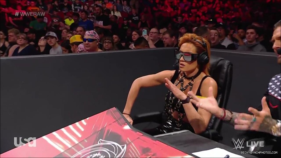 WWE_RAW_30th_May_2022_720p_WEBRip_h264_mp4_000700666.jpg