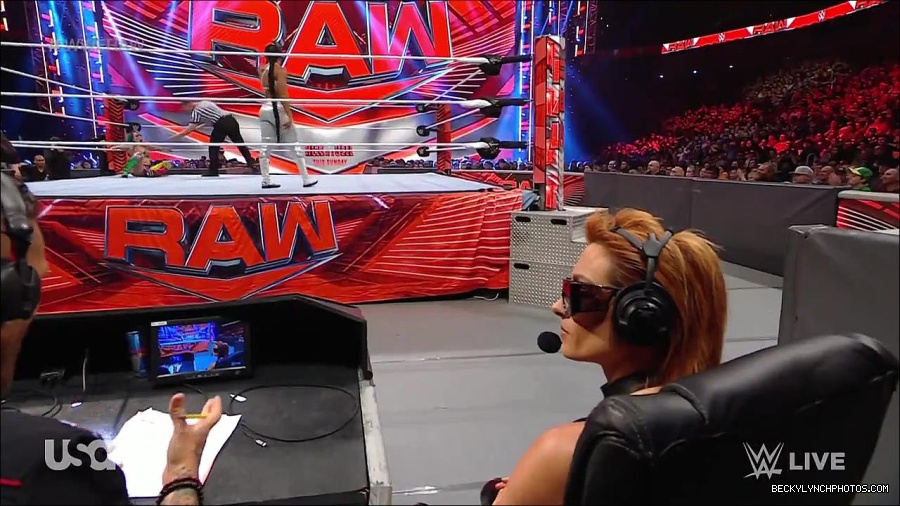 WWE_RAW_30th_May_2022_720p_WEBRip_h264_mp4_000811177.jpg