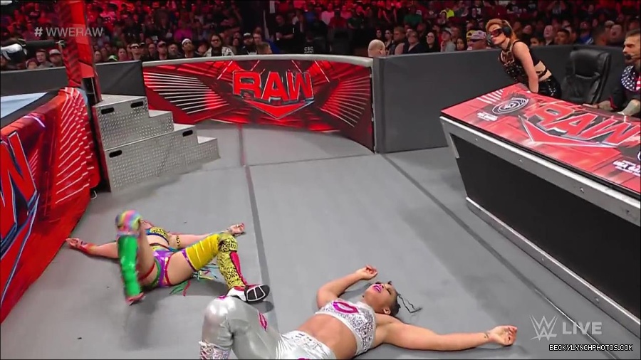 WWE_RAW_30th_May_2022_720p_WEBRip_h264_mp4_000976976.jpg