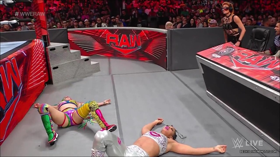 WWE_RAW_30th_May_2022_720p_WEBRip_h264_mp4_000977376.jpg