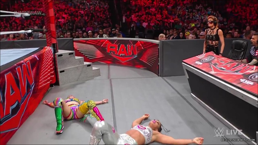 WWE_RAW_30th_May_2022_720p_WEBRip_h264_mp4_000978177.jpg