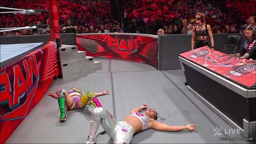 WWE_RAW_30th_May_2022_720p_WEBRip_h264_mp4_000978577.jpg