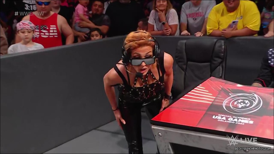 WWE_RAW_30th_May_2022_720p_WEBRip_h264_mp4_000983782.jpg