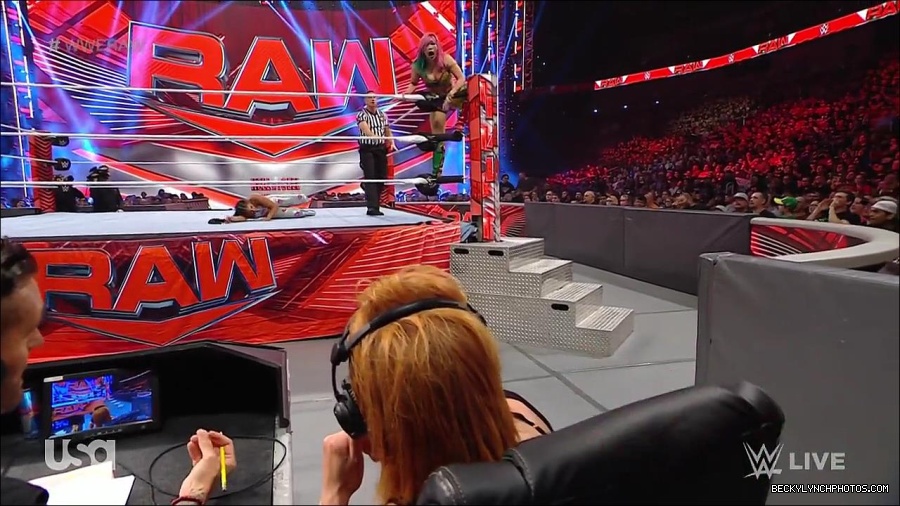 WWE_RAW_30th_May_2022_720p_WEBRip_h264_mp4_001069481.jpg