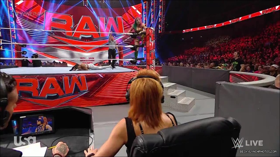 WWE_RAW_30th_May_2022_720p_WEBRip_h264_mp4_001073485.jpg