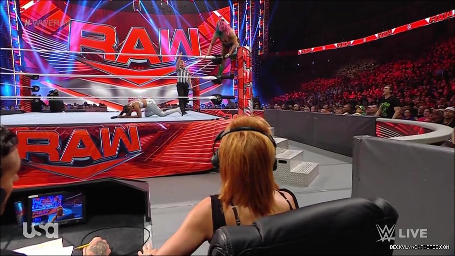WWE_RAW_30th_May_2022_720p_WEBRip_h264_mp4_001073885.jpg