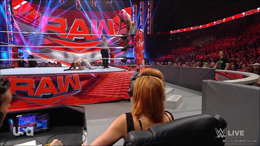 WWE_RAW_30th_May_2022_720p_WEBRip_h264_mp4_001074285.jpg