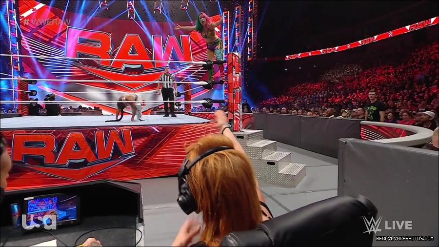 WWE_RAW_30th_May_2022_720p_WEBRip_h264_mp4_001076688.jpg
