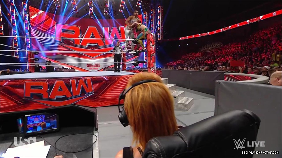 WWE_RAW_30th_May_2022_720p_WEBRip_h264_mp4_001090618.jpg