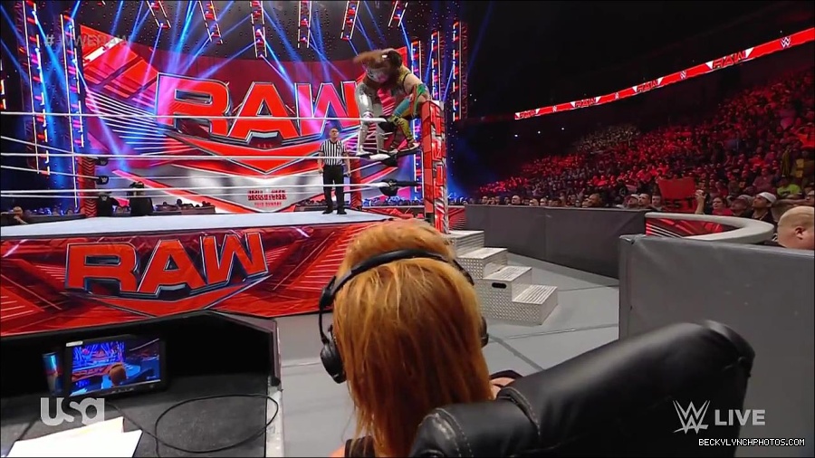 WWE_RAW_30th_May_2022_720p_WEBRip_h264_mp4_001091019.jpg