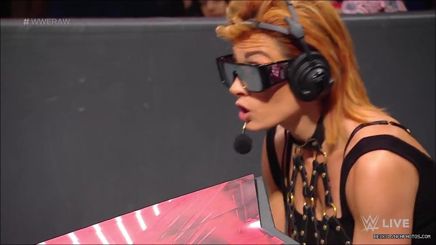 WWE_RAW_30th_May_2022_720p_WEBRip_h264_mp4_001157886.jpg
