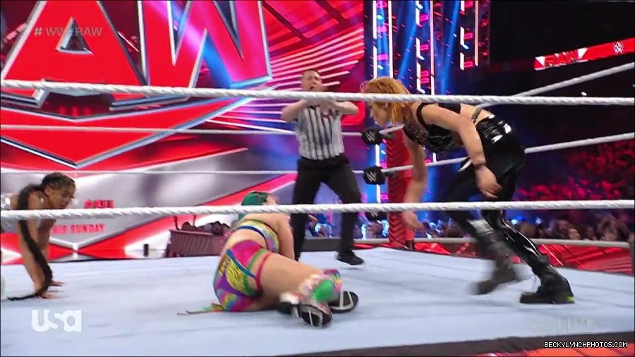 WWE_RAW_30th_May_2022_720p_WEBRip_h264_mp4_001265994.jpg
