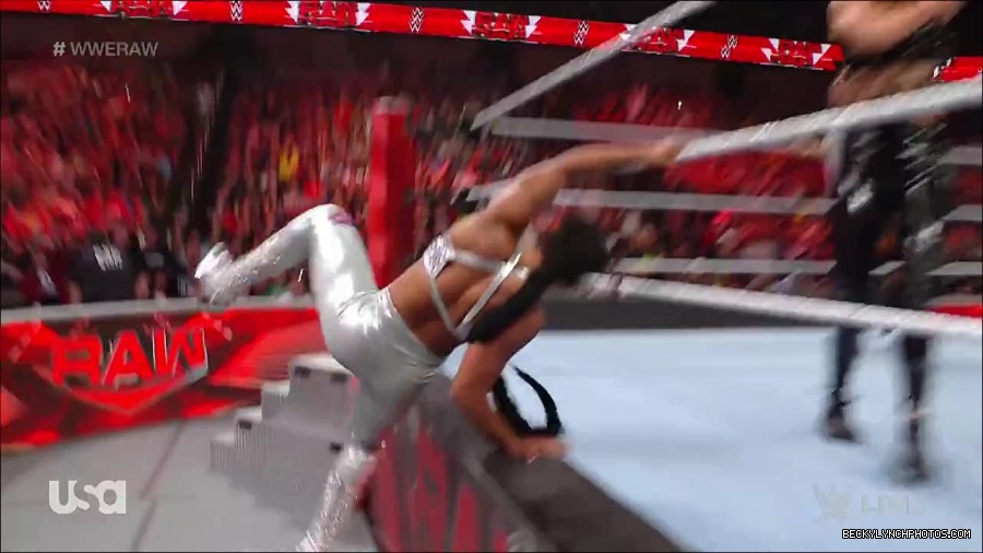 WWE_RAW_30th_May_2022_720p_WEBRip_h264_mp4_001268796.jpg