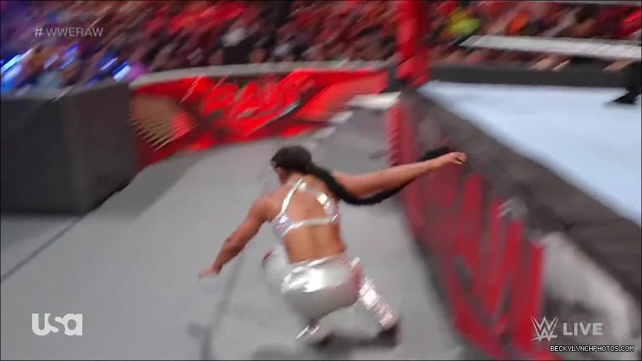WWE_RAW_30th_May_2022_720p_WEBRip_h264_mp4_001269197.jpg