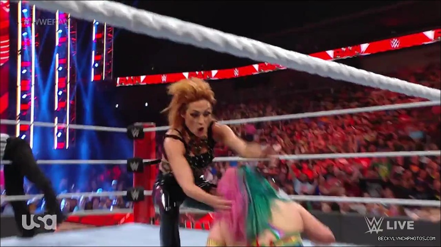 WWE_RAW_30th_May_2022_720p_WEBRip_h264_mp4_001270398.jpg