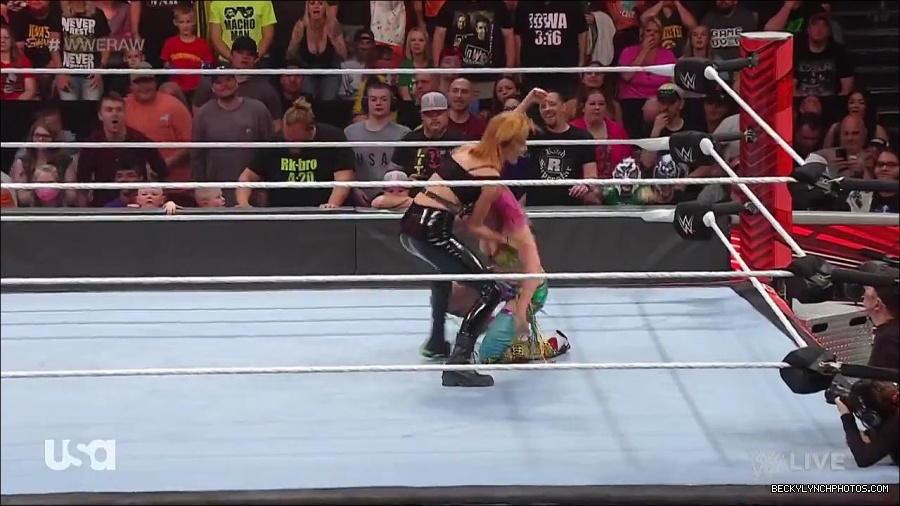WWE_RAW_30th_May_2022_720p_WEBRip_h264_mp4_001271599.jpg