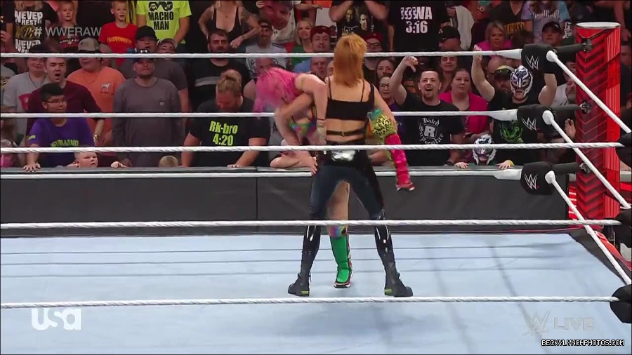 WWE_RAW_30th_May_2022_720p_WEBRip_h264_mp4_001273601.jpg