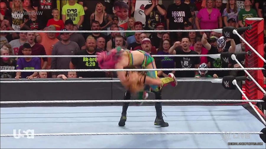 WWE_RAW_30th_May_2022_720p_WEBRip_h264_mp4_001274402.jpg