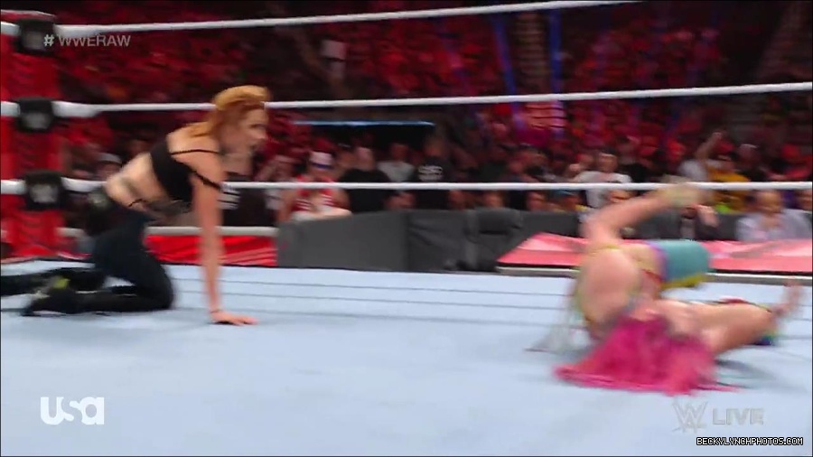 WWE_RAW_30th_May_2022_720p_WEBRip_h264_mp4_001275603.jpg