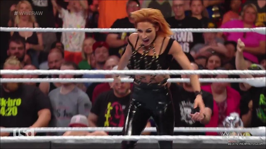 WWE_RAW_30th_May_2022_720p_WEBRip_h264_mp4_001276404.jpg