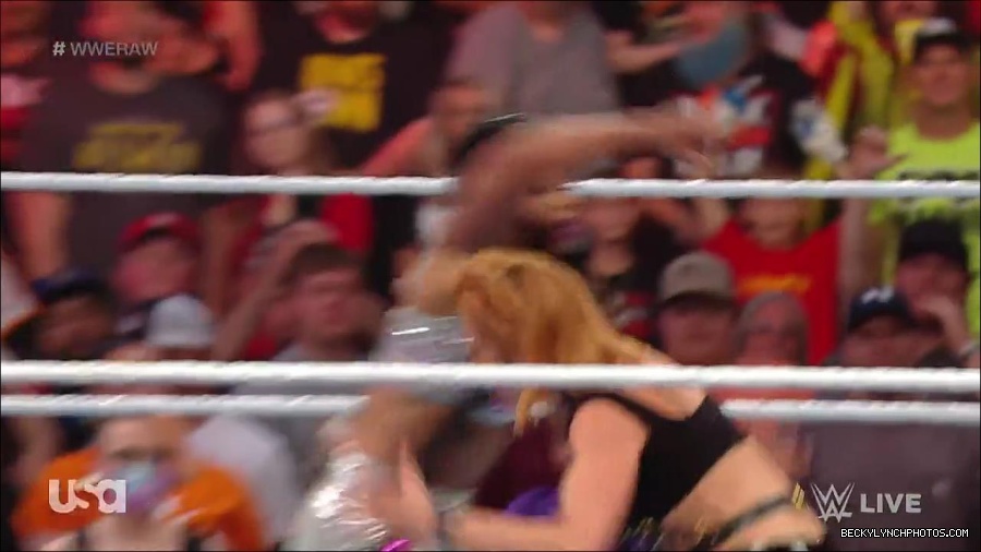 WWE_RAW_30th_May_2022_720p_WEBRip_h264_mp4_001279207.jpg