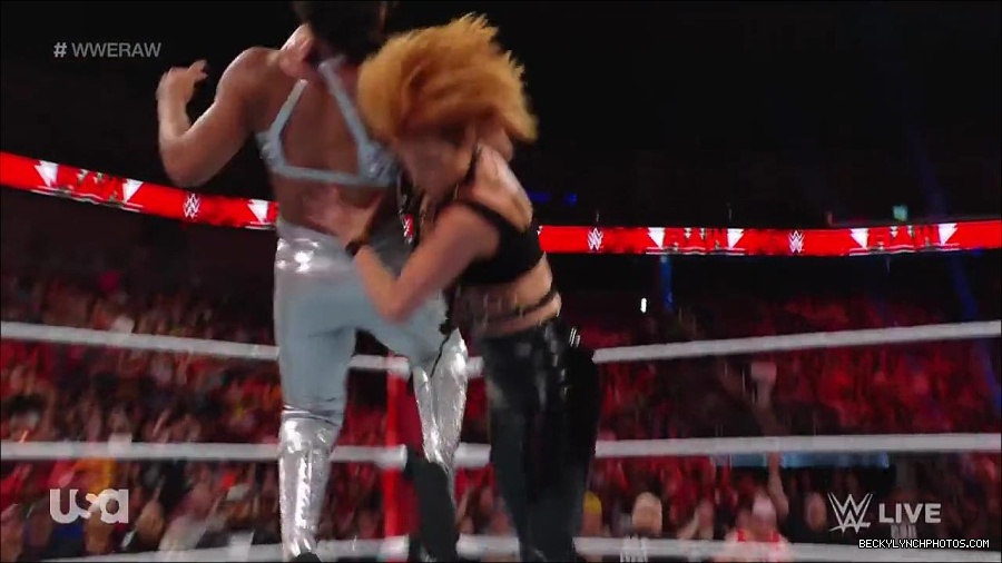 WWE_RAW_30th_May_2022_720p_WEBRip_h264_mp4_001280408.jpg