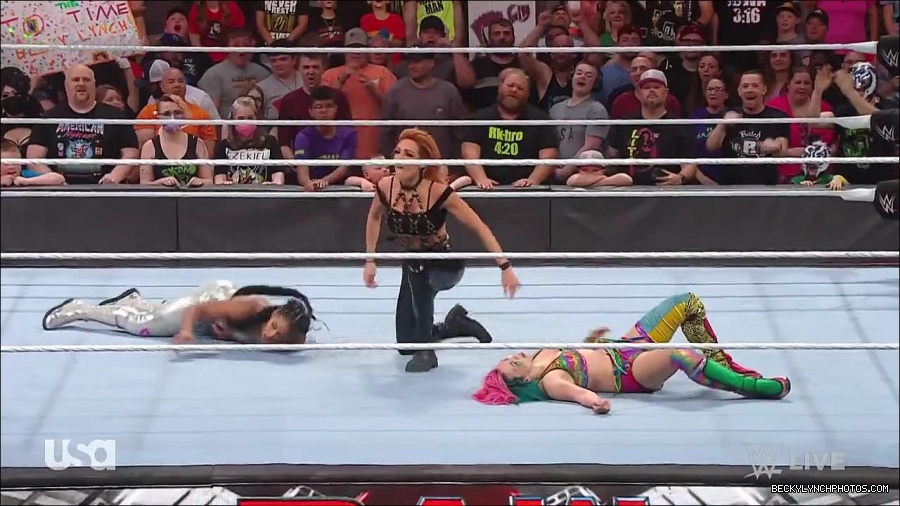 WWE_RAW_30th_May_2022_720p_WEBRip_h264_mp4_001282010.jpg