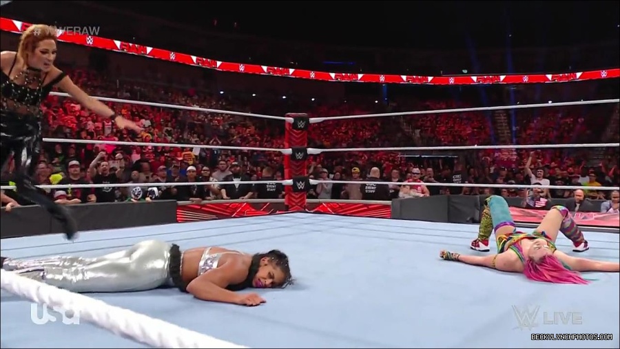 WWE_RAW_30th_May_2022_720p_WEBRip_h264_mp4_001285613.jpg