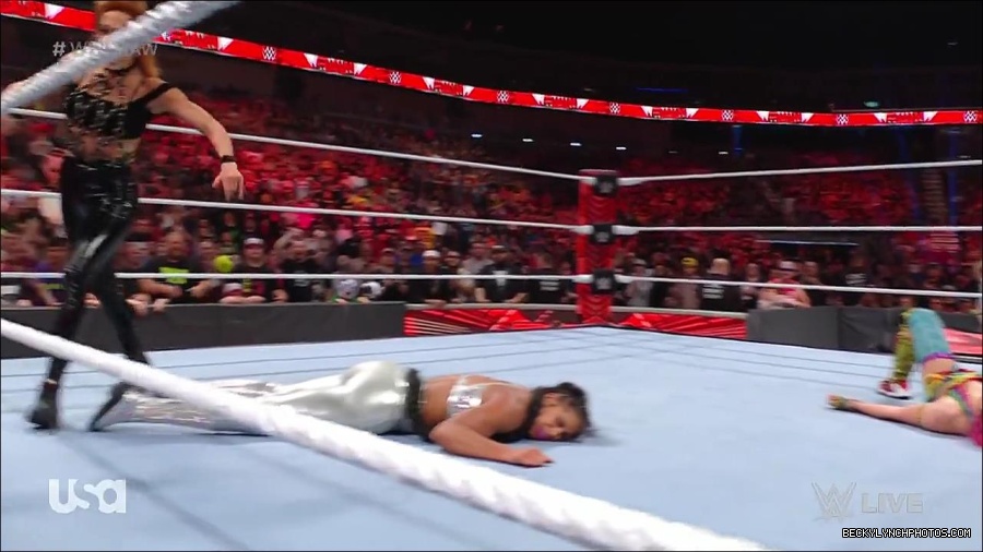 WWE_RAW_30th_May_2022_720p_WEBRip_h264_mp4_001286014.jpg