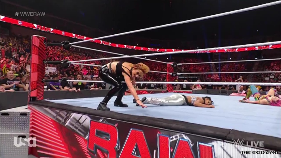 WWE_RAW_30th_May_2022_720p_WEBRip_h264_mp4_001286814.jpg