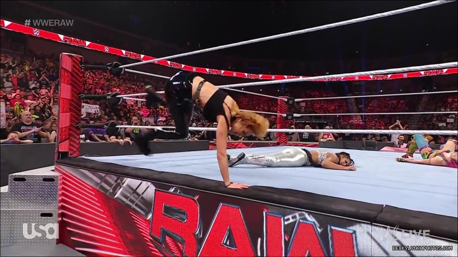 WWE_RAW_30th_May_2022_720p_WEBRip_h264_mp4_001287215.jpg