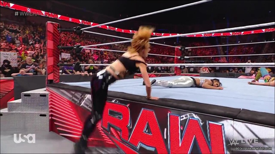 WWE_RAW_30th_May_2022_720p_WEBRip_h264_mp4_001287615.jpg