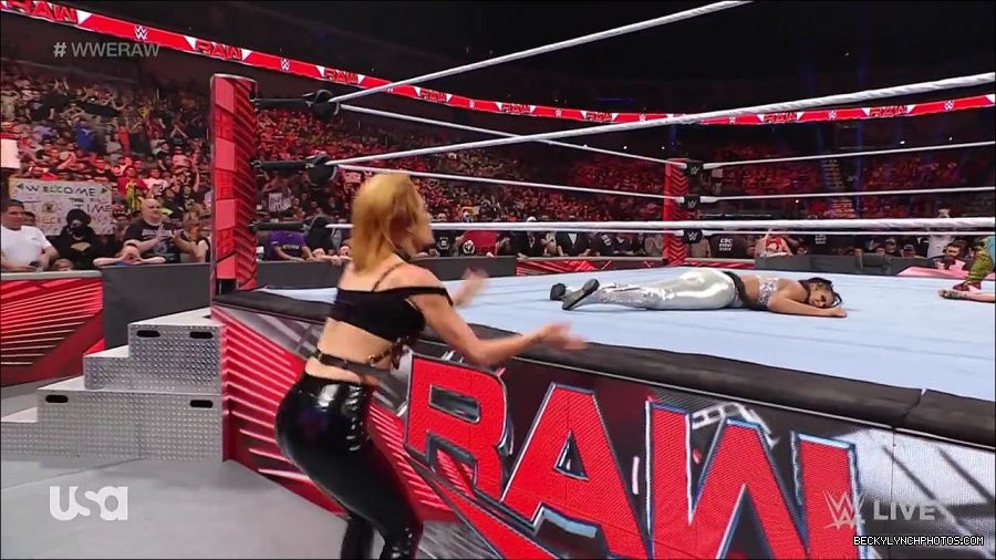 WWE_RAW_30th_May_2022_720p_WEBRip_h264_mp4_001288016.jpg