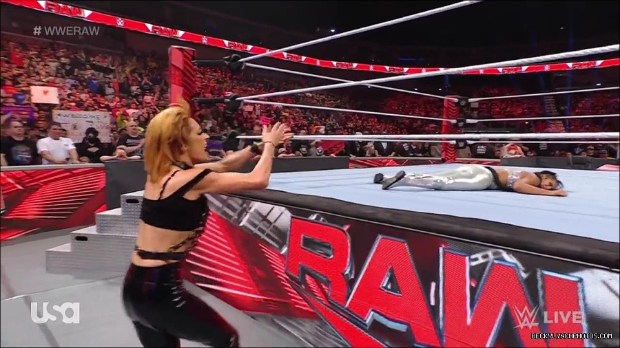 WWE_RAW_30th_May_2022_720p_WEBRip_h264_mp4_001288416.jpg