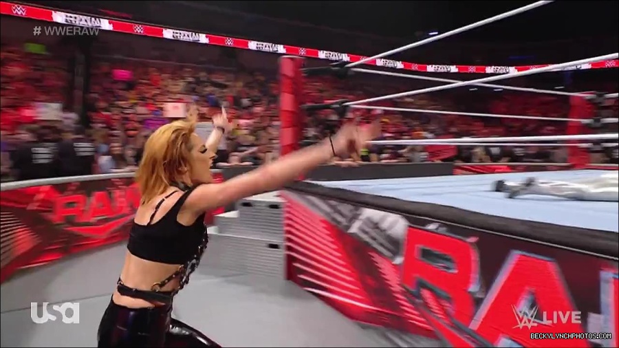 WWE_RAW_30th_May_2022_720p_WEBRip_h264_mp4_001288816.jpg