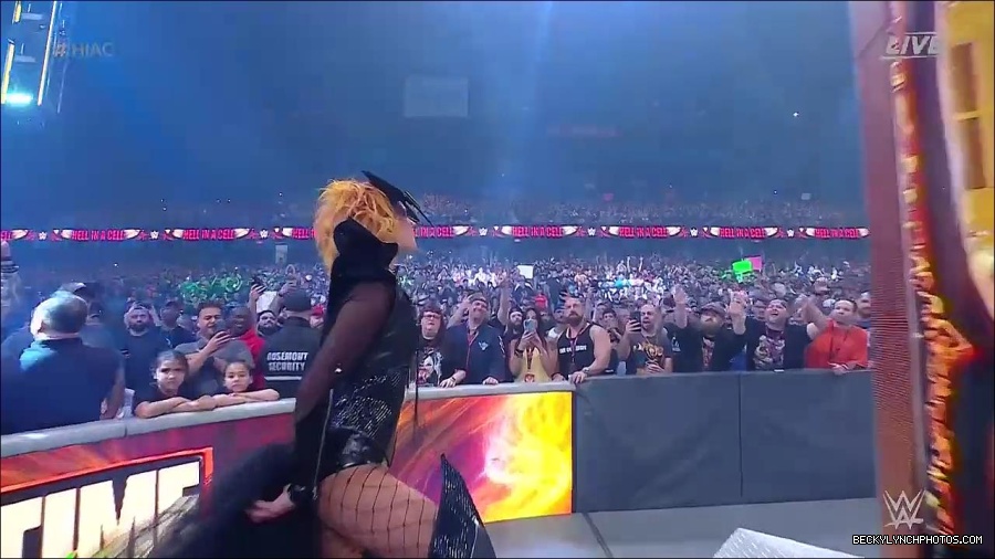 WWE_Hell_In_A_Cell_2022_720p_WEB_h264-HEEL_mp4_000564421.jpg