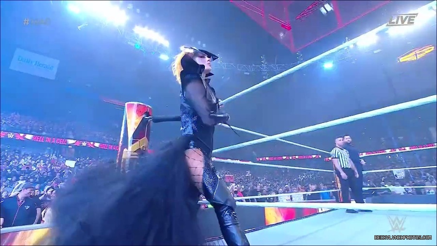 WWE_Hell_In_A_Cell_2022_720p_WEB_h264-HEEL_mp4_000568021.jpg